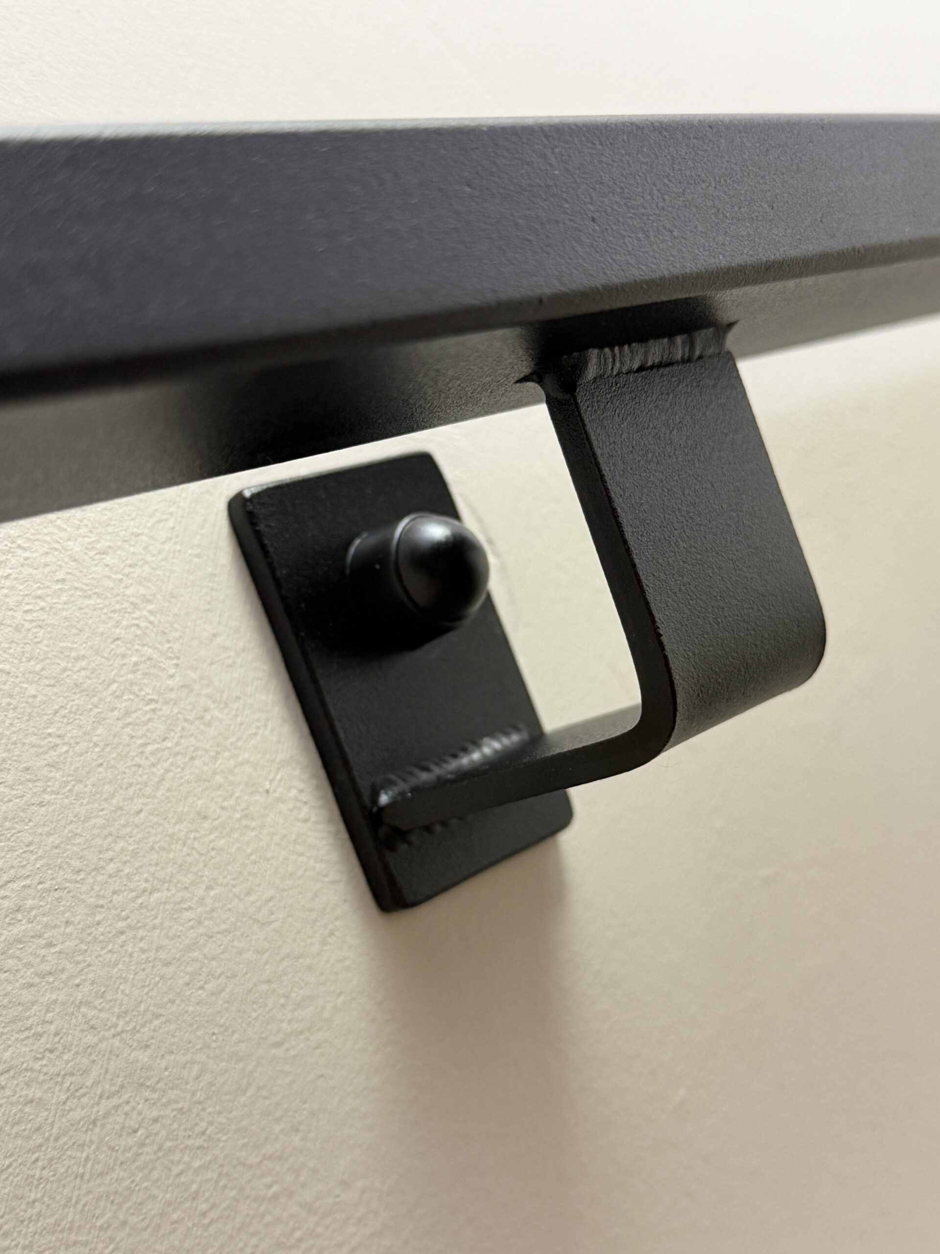 Profiel en wandbevestiging van een stalen trapleuning