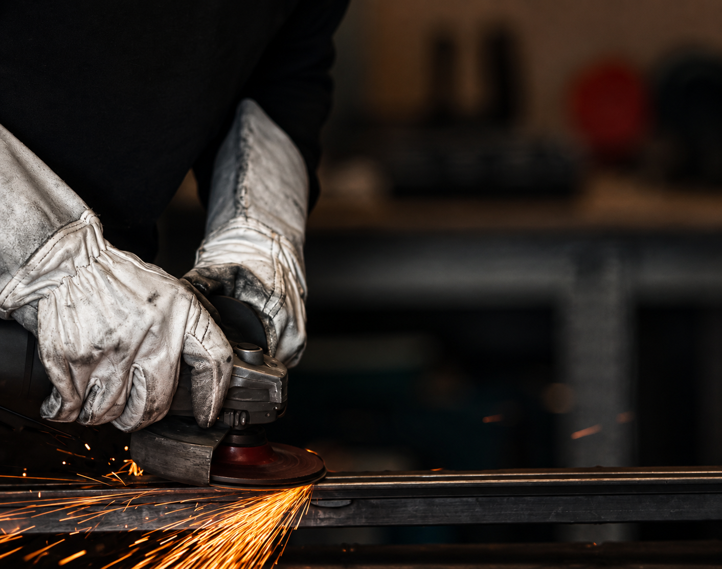 Zorgvuldige afwerking van stalen maatwerk in de werkplaats
